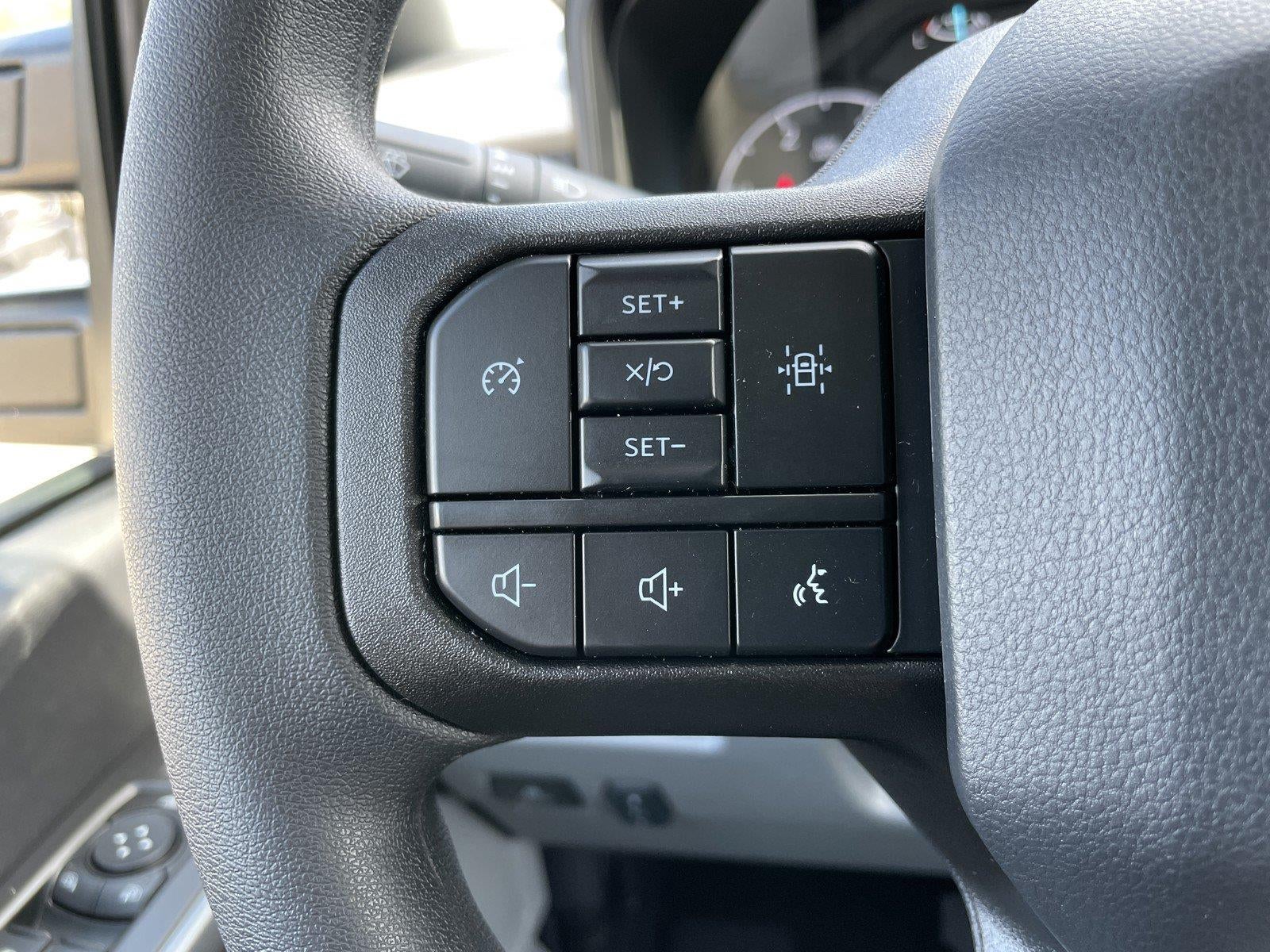 2027 Ford Super Duty F-350 SRW XLT