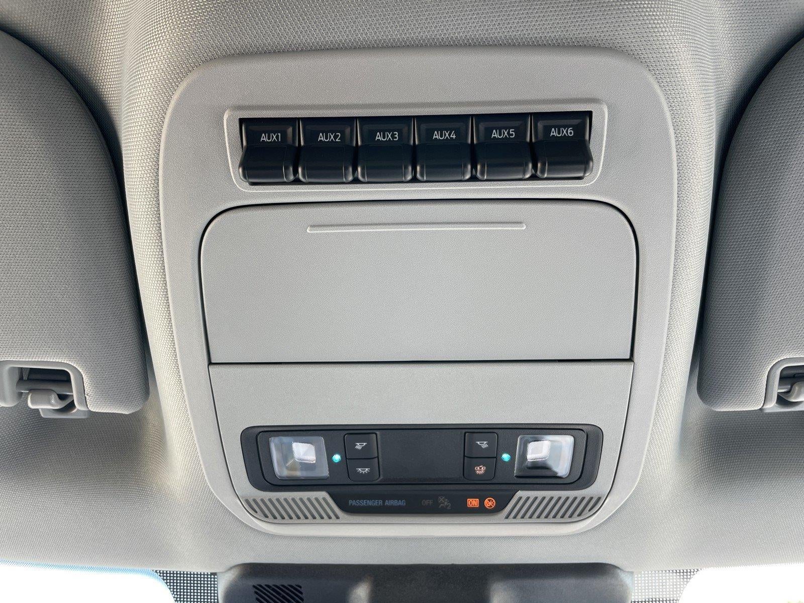 2027 Ford Super Duty F-350 SRW XLT