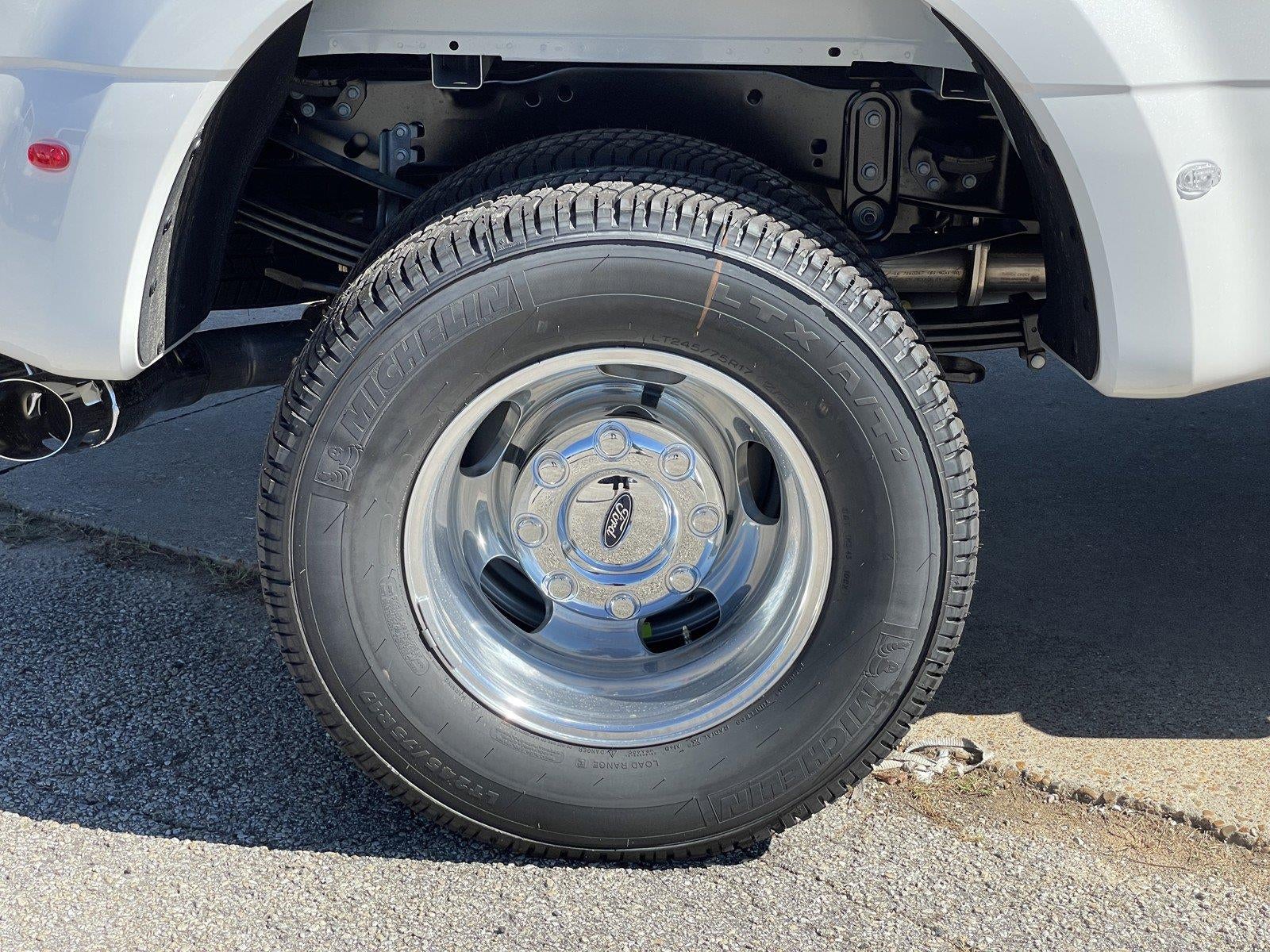2027 Ford Super Duty F-350 DRW LARIAT