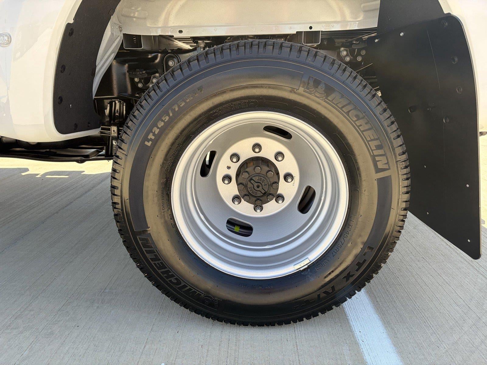 2027 Ford Super Duty F-350 DRW XLT
