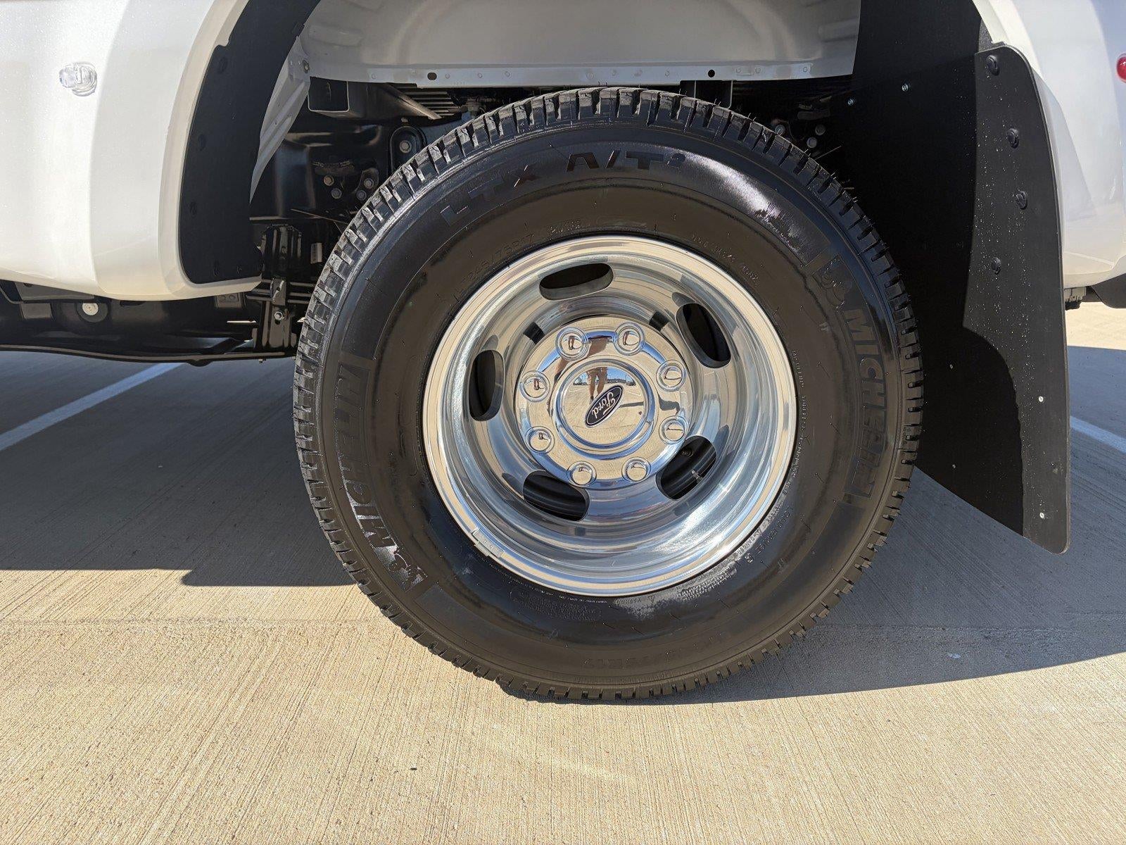 2027 Ford Super Duty F-350 DRW LARIAT