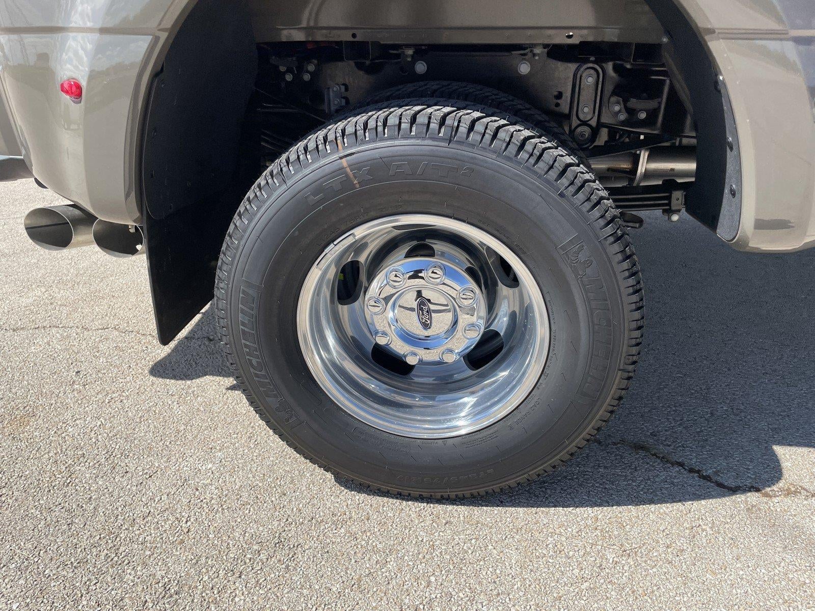 2027 Ford Super Duty F-350 DRW LARIAT