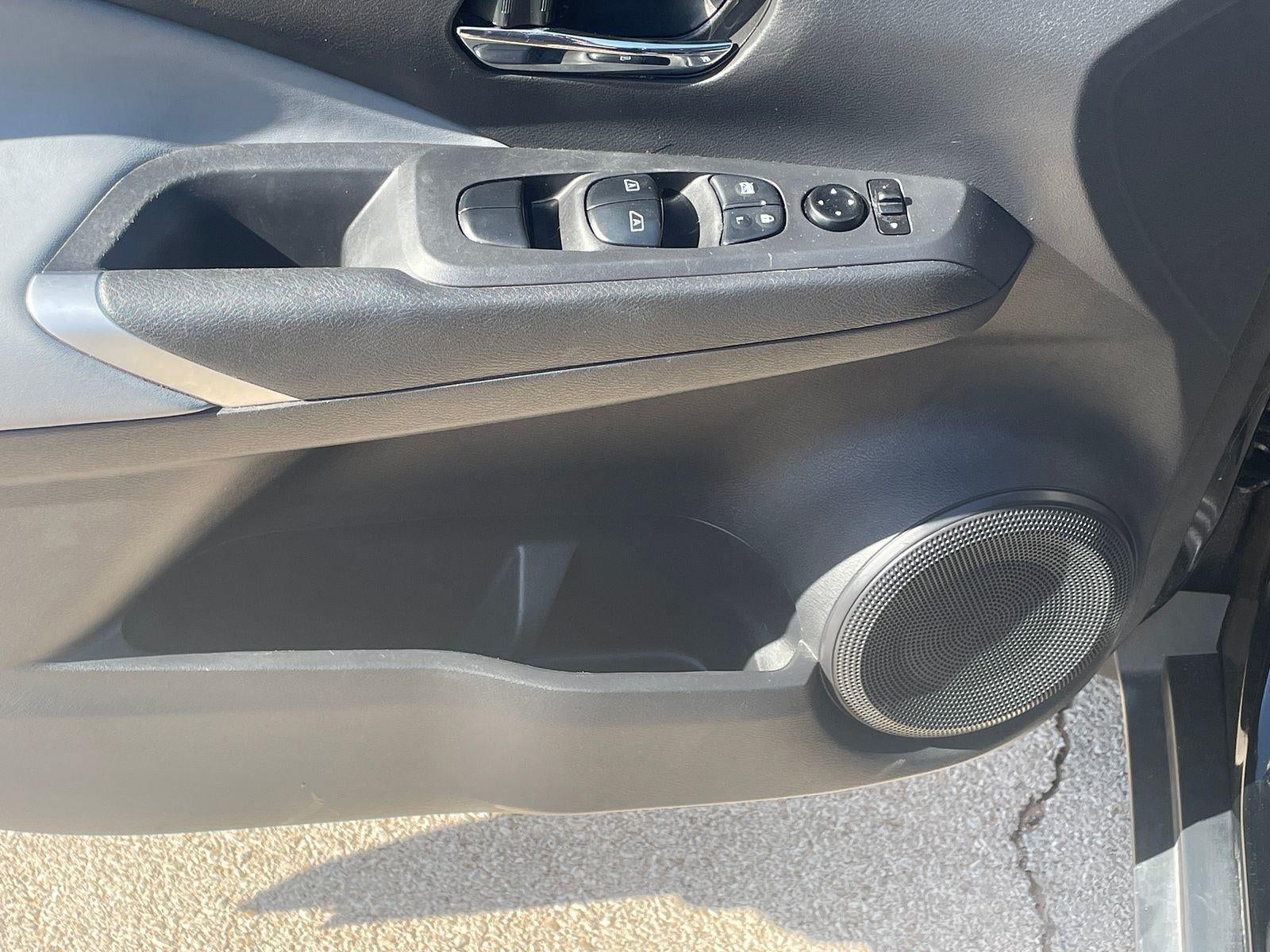 2022 Nissan Kicks SR