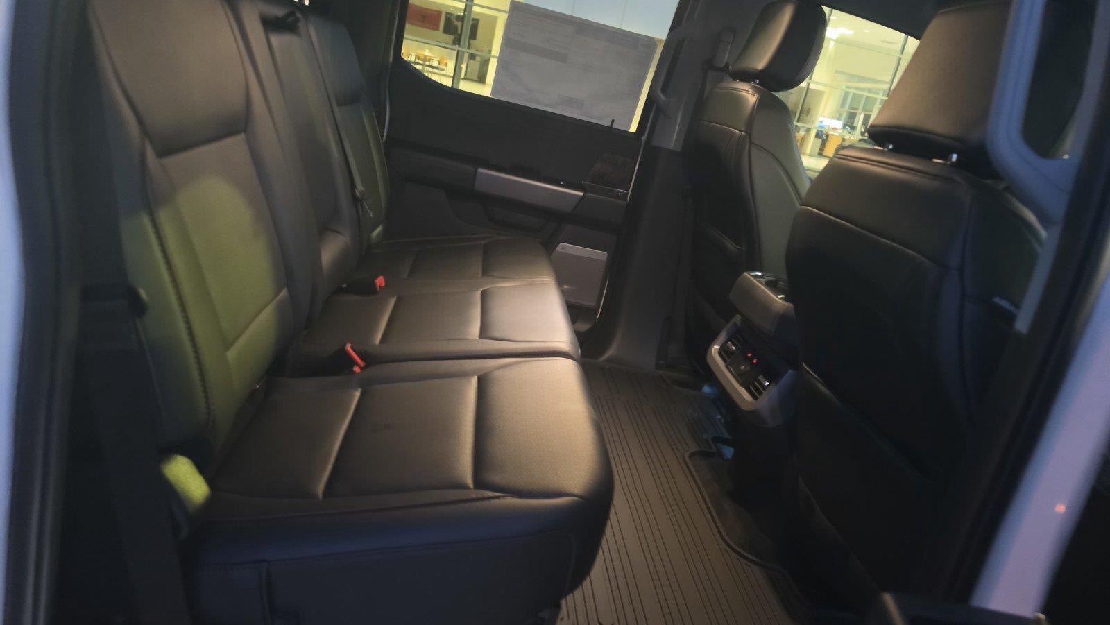 2026 Ford Super Duty F-350 DRW LARIAT