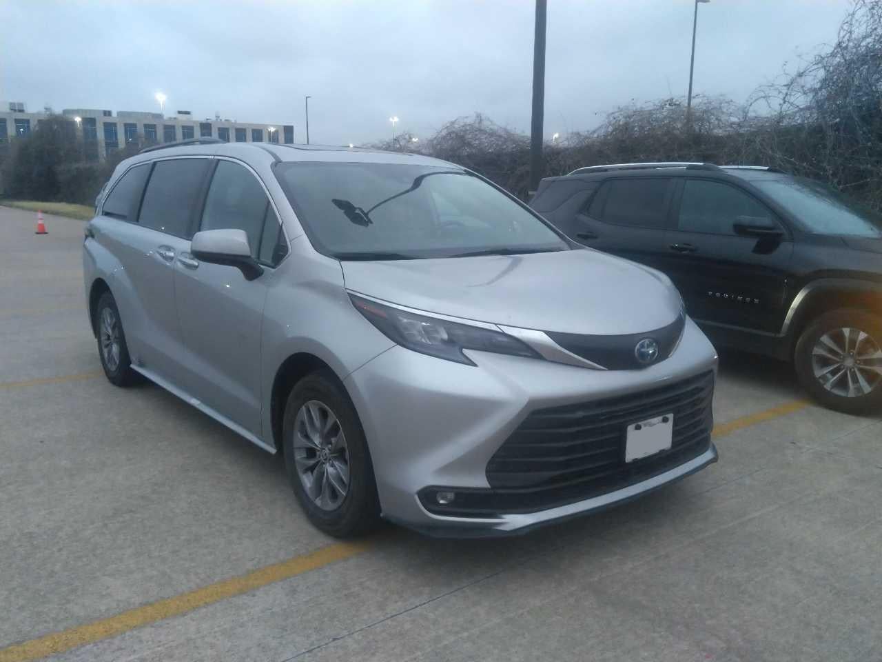 2025 Toyota SIENNA XLE FWD 7-PASSENGER